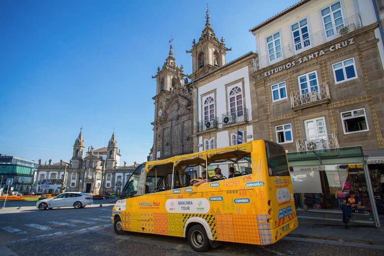 Ônibus turístico junto a algumas igrejas de Braga