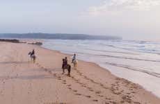 Passeggiata a cavallo sulla spiaggia di Bordeira al tramonto