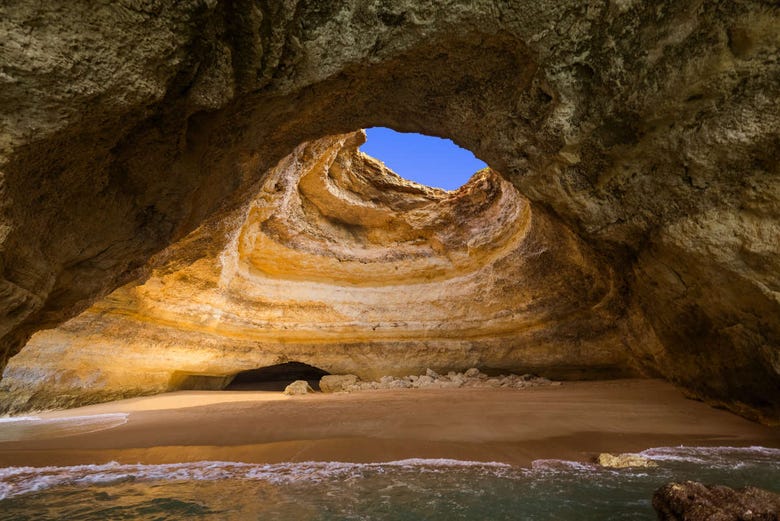 L'intérieur des grottes de Benagil