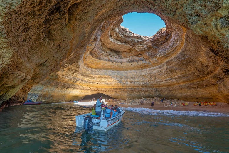 Paseo en barco por las cuevas de Benagil
