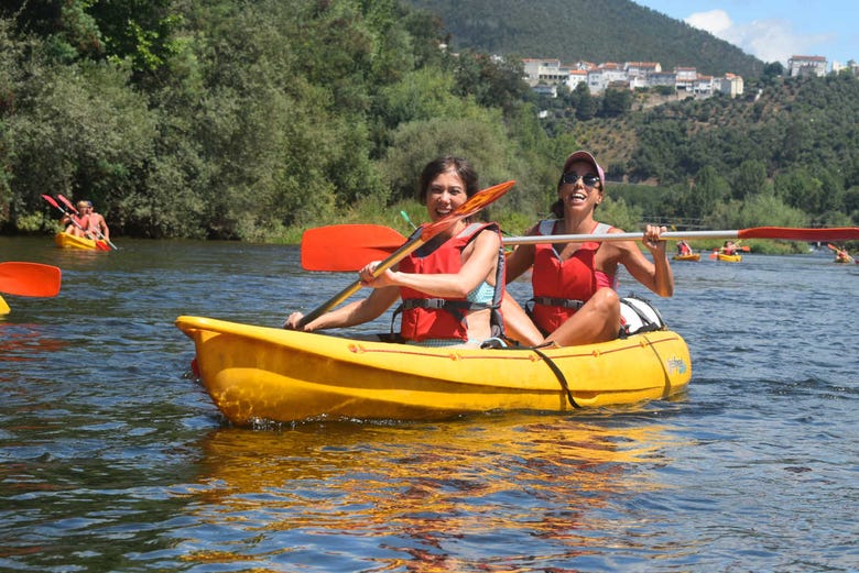 Disfrutando del tour en kayak por el río Mondego