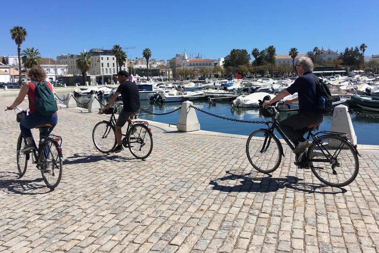 Percorrendo o porto de Faro de bicicleta