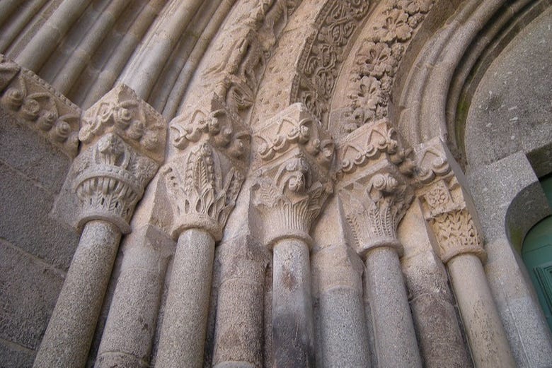 Detalle de la portada del monasterio de Pombeiro