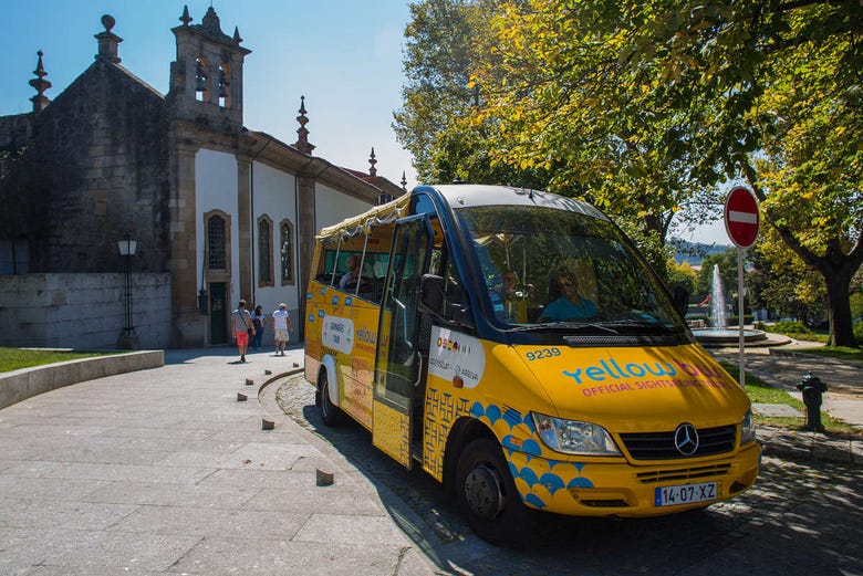 Ônibus pelo centro de Guimarães