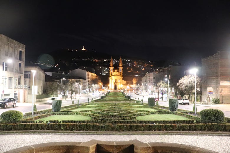 Vue nocturne de Guimarães