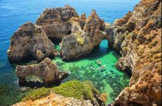 Paseo en barco por las cuevas de Ponta da Piedade con comida