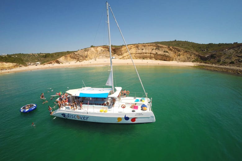 Alla scoperta della costa dell'Algarve a bordo di un catamarano
