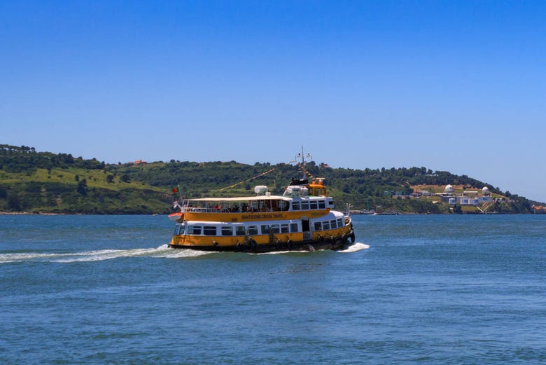 Barco turístico surcando el río Tajo