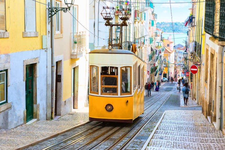 Bonde na rua da Bica de Lisboa
