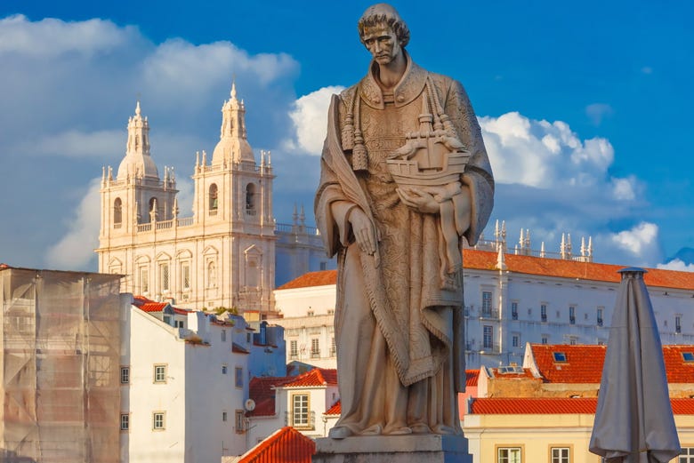 Statue to San Vicente, patron saint of Lisbon