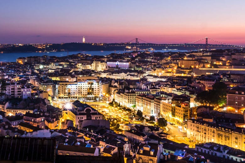 Vue panoramique nocturne sur Lisbonne