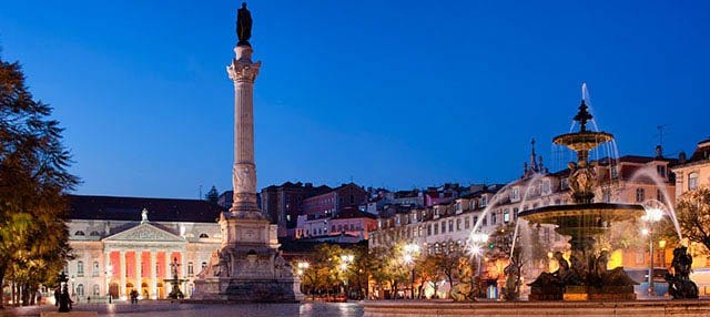 Tour nocturno por Lisboa con cena y espectáculo de fado