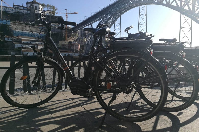 Vélo électrique à Porto à côté du pont Dom Luís
