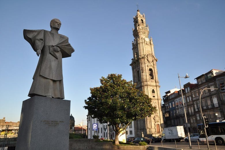 La statue de l'obélisque Ferreira, en face de la tour des Clercs