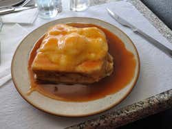 Francesinha, prato típico do Porto