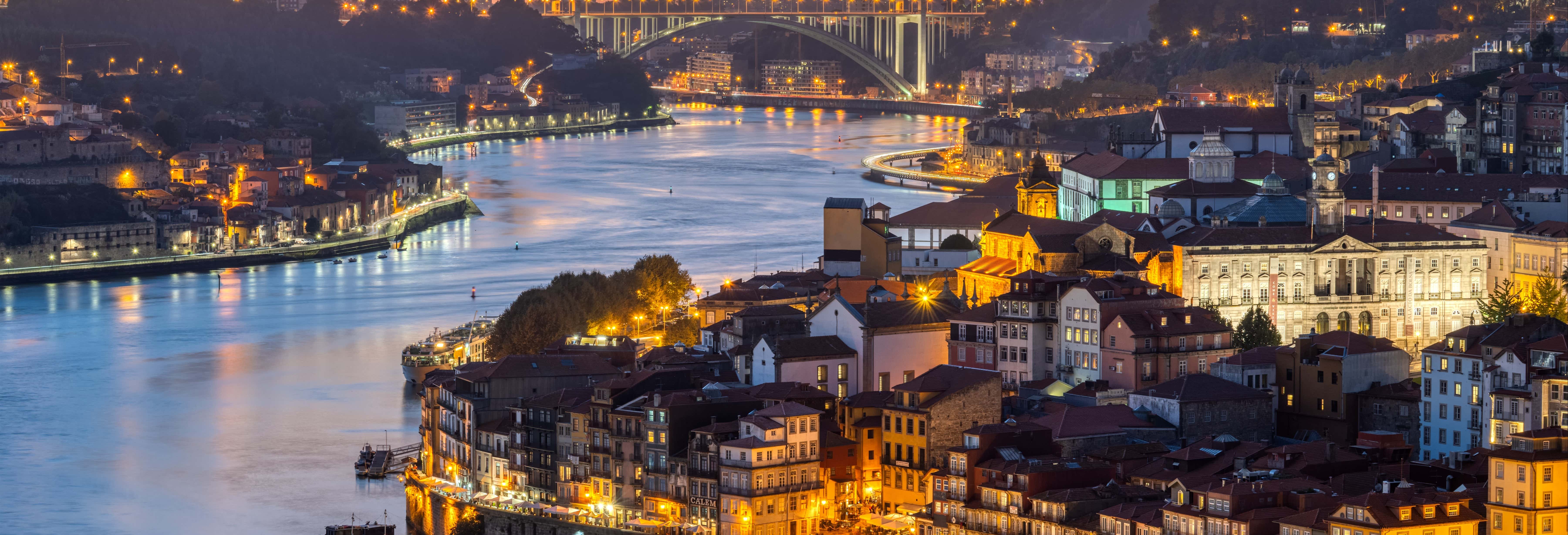 Tour nocturno, cena y espectáculo de fado