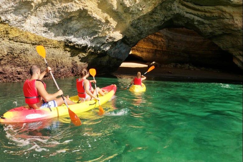 Entrando en las cuevas con el kayak