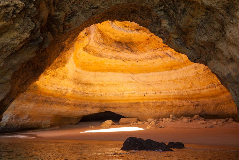La grotte de Benagil au coucher de soleil