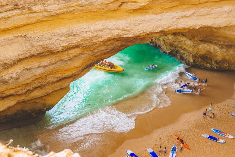 Kayaks en las cuevas de Benagil
