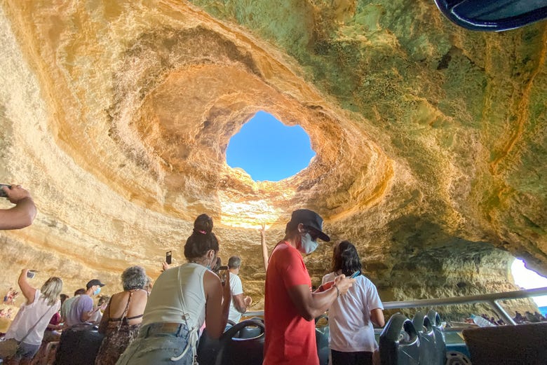 Nelle grotte di Benagil