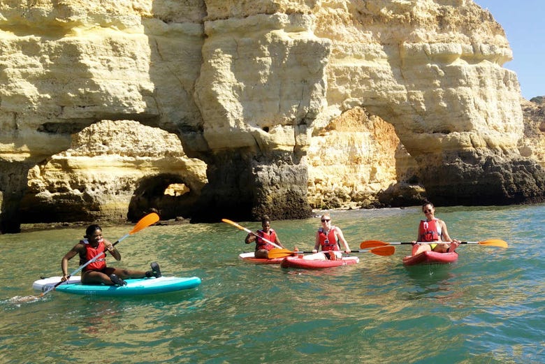 In kayak alla grotta di Benagil, in Algarve 