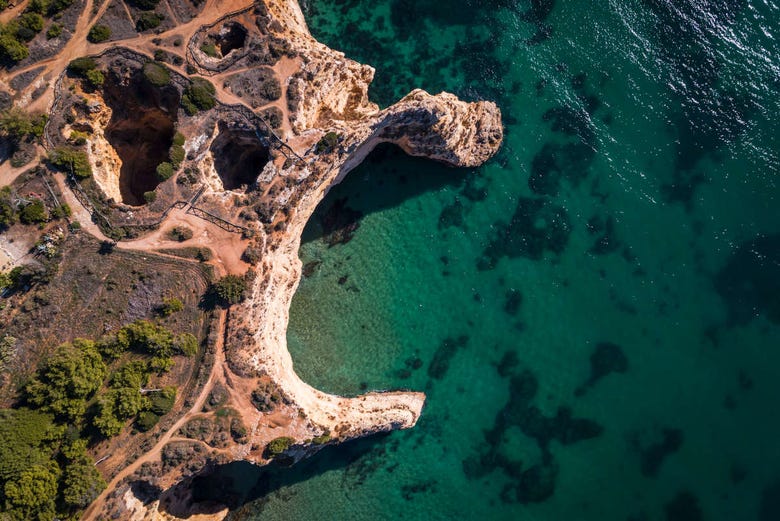Vista aérea da gruta de Benagil