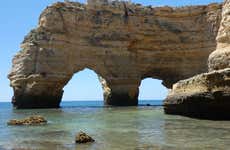 Paddle surf nas grutas de Benagil