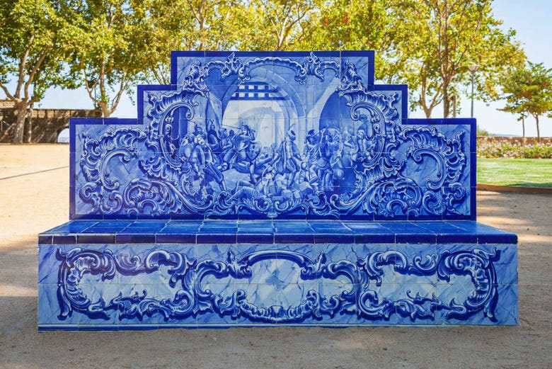 Bancos decorados com azulejos em Santarém