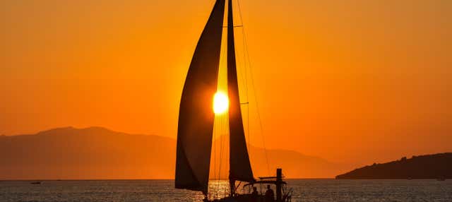 Passeio de barco ao entardecer pela Arrábida