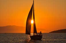 Paseo en barco al atardecer por Arrábida