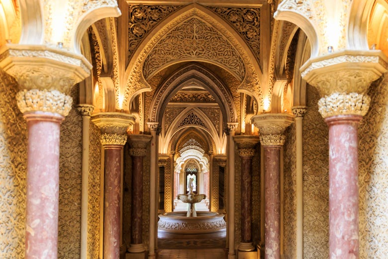 Galería de columnas en el interior del palacio