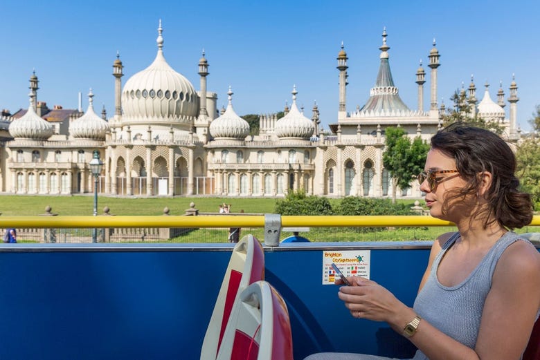 Vistas del Royal Pavilion desde el autobús turístico de Brighton