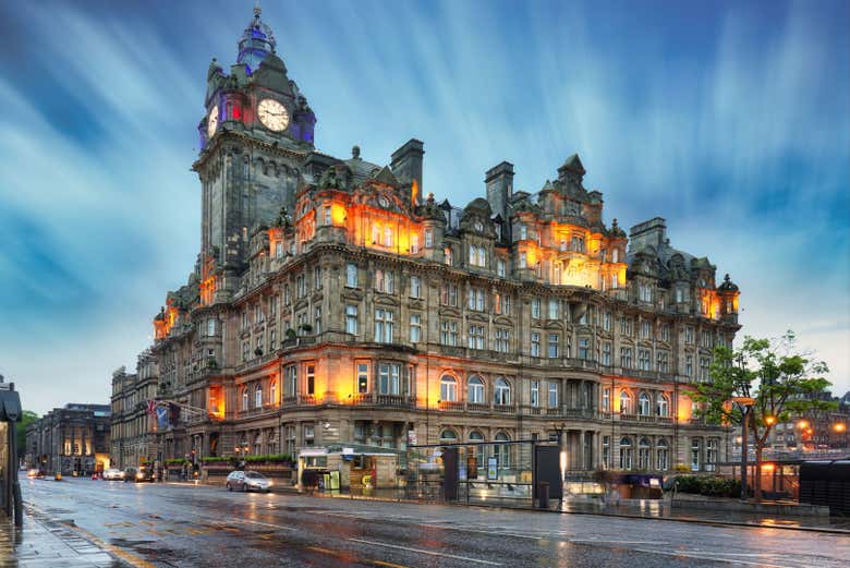 Hotel Balmoral de Edimburgo al atardecer