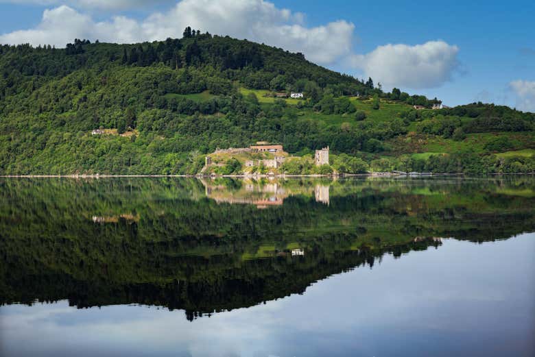 Reflejos de la naturaleza sobre el Lago Ness