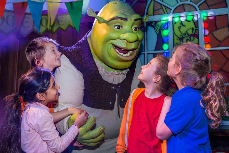Niños hablando con Shrek