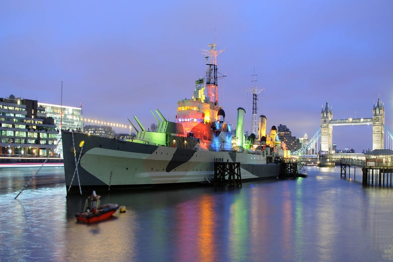 Vista do HMS Belfast à noite