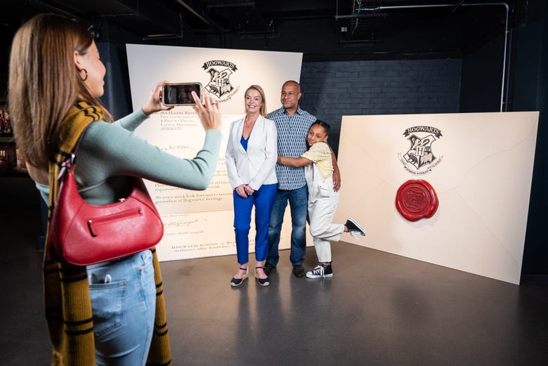 A family visiting the photographic exhibition