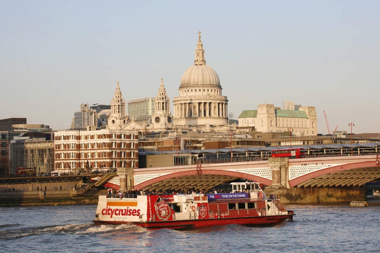 A cruise along the River Thames in London