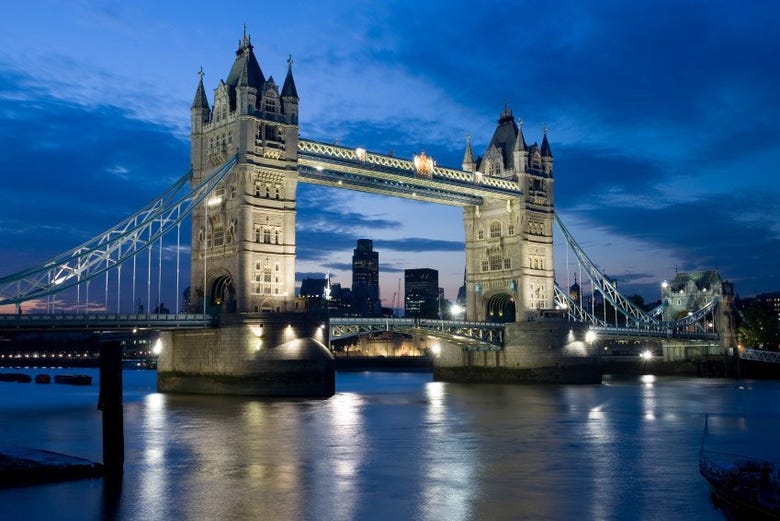 Le Tower Bridges à Londres, mythique, traversant la Tamise