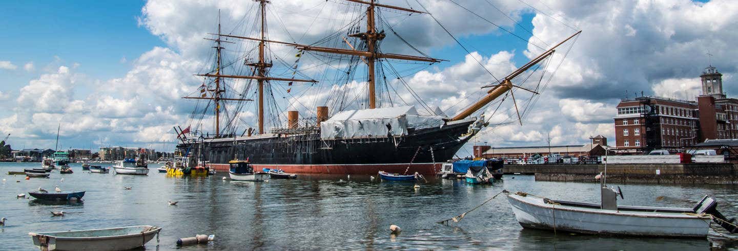 Entrada a los Astilleros de Portsmouth