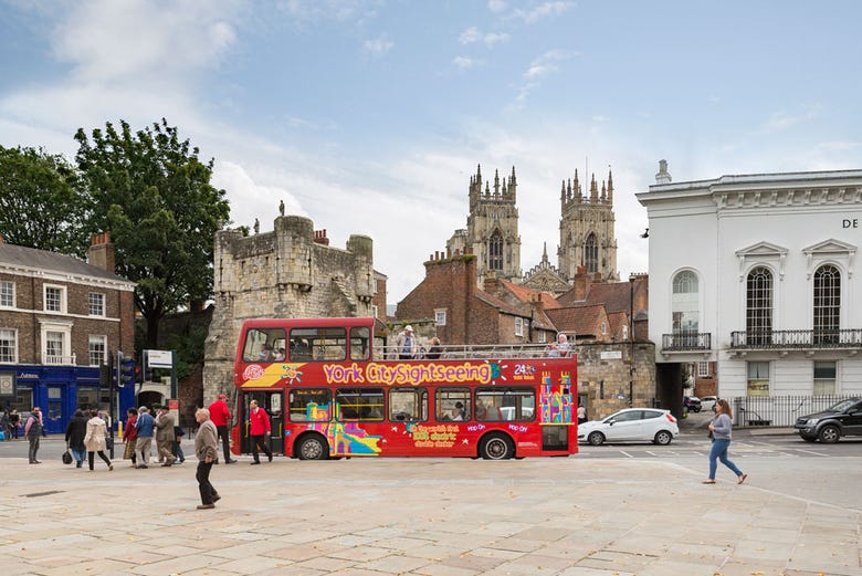 Autobus turistico con la Catterdrale di York sullo sfondo