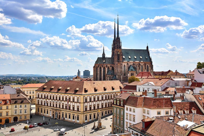 Plaza de Brno con la Catedral al fondo