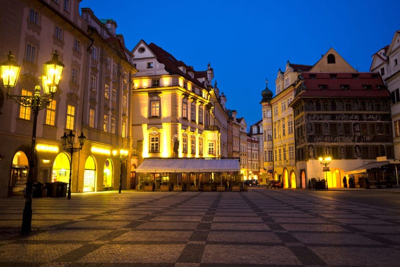 Anoitecer no centro histórico de Praga
