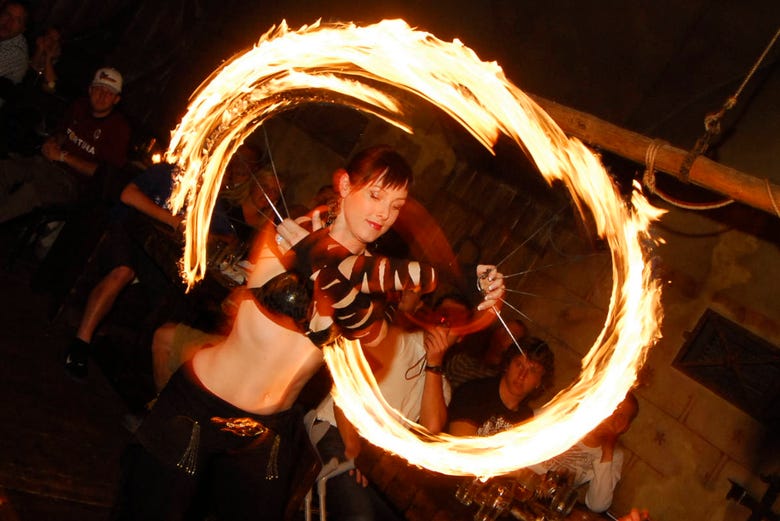 Espetáculo medieval na taberna com bolas de fogo