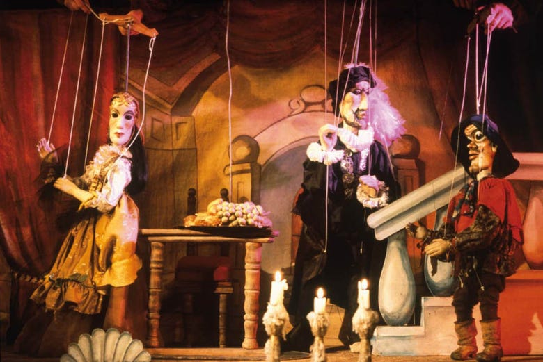 Les marionnettes portent des costumes originaux du XVIIIème sièc