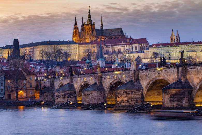 Admirez la vue sur le château de Prague