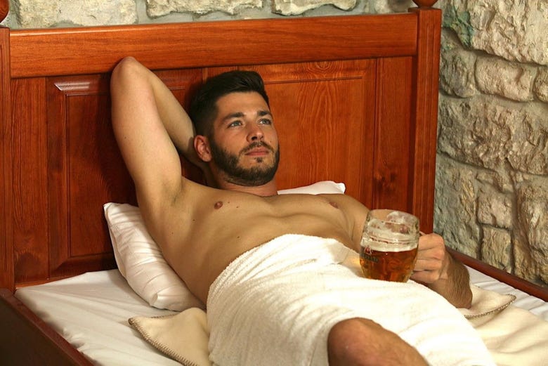 Un ospite della beer spa, rilassandosi sul lettino acclimatato
