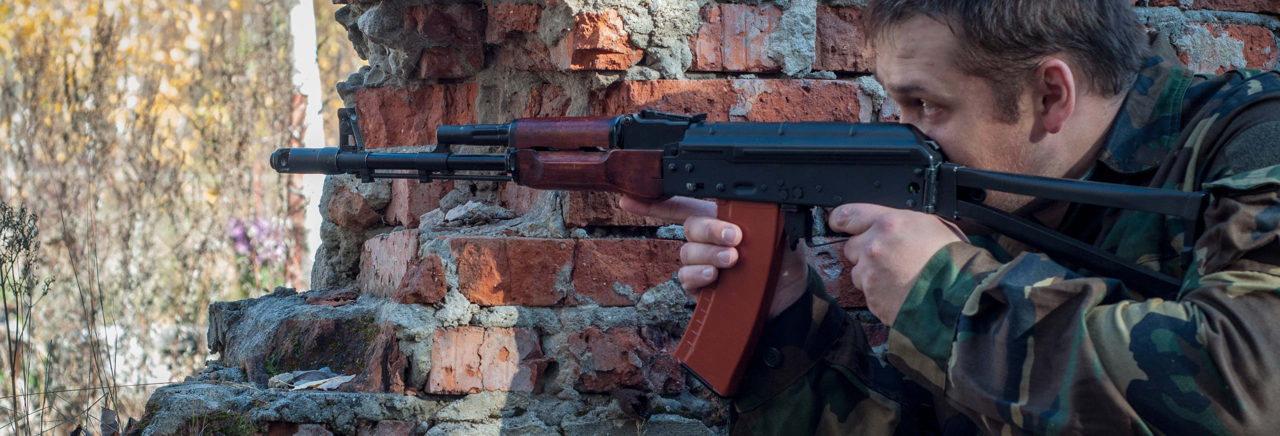 Prácticas de tiro con Kalashnikov desde Praga