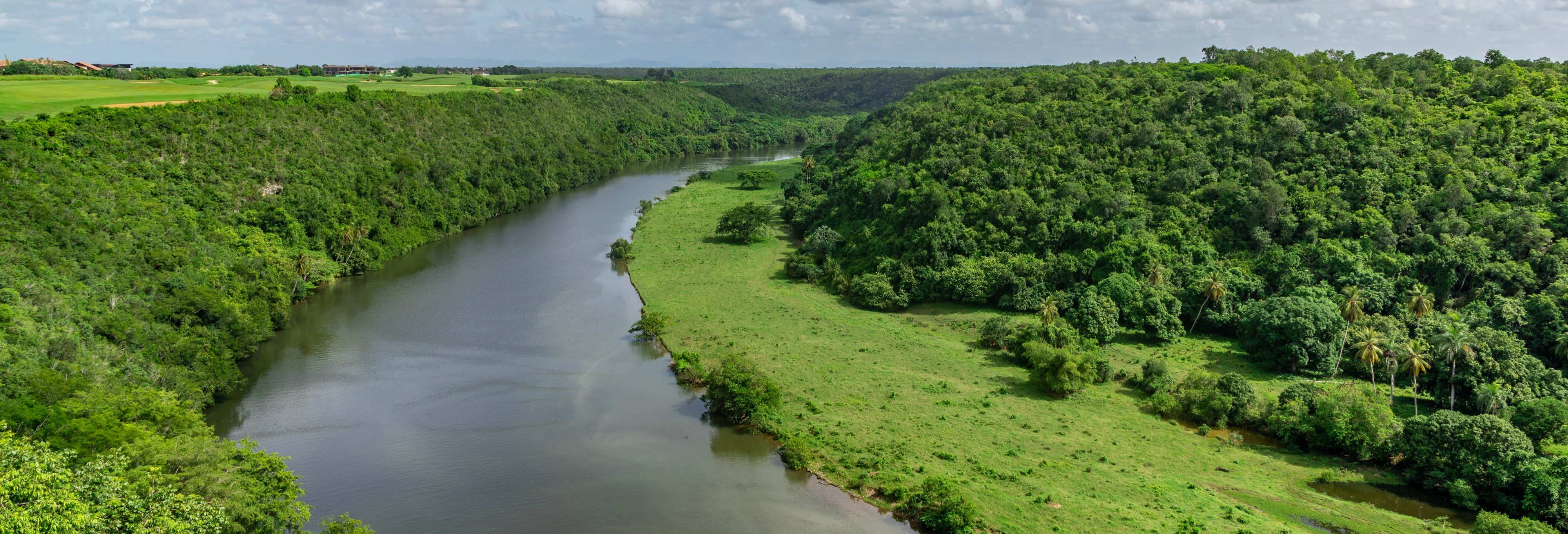 Plantações de cana-de-açúcar e Higüey + Passeio de barco no rio Chavón