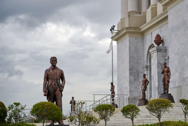 Estátuas de bronze no Monumento a los Héroes